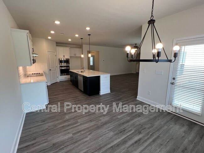 Building Photo - 102 Lariat Ct