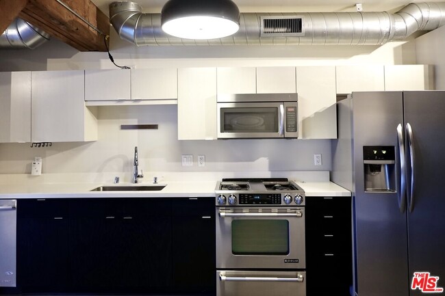 Building Photo - 527 Molino St