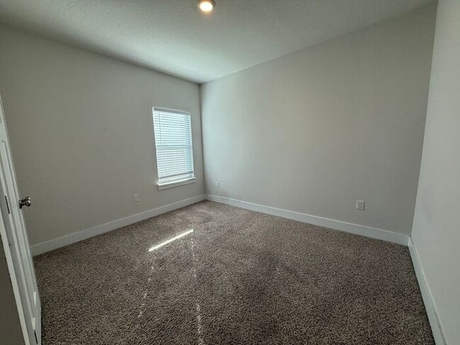 Building Photo - Pensacola - Kaheeley Ridge - 4 bedroom, 3 bathroom - lawn care included