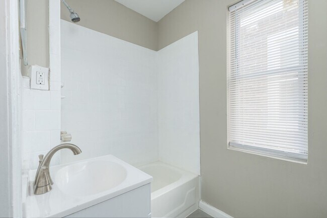 Building Photo - 3400 Reach St