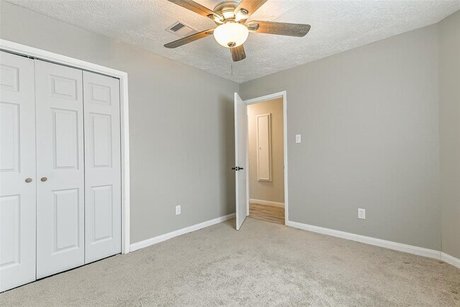 Building Photo - 207 Woodvale Dr