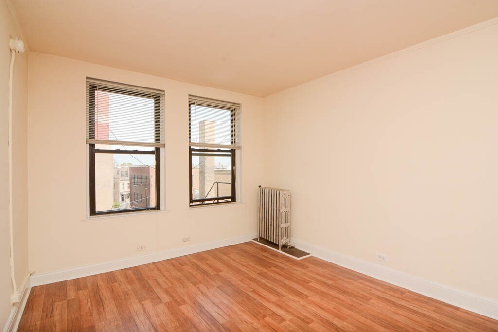 Building Photo - 3335 W Diversey Ave