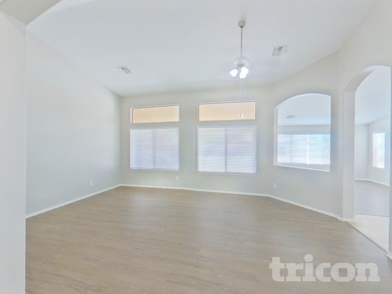 Building Photo - 40907 W Robbins Dr