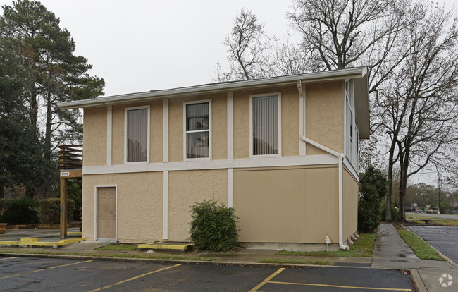 Building Photo - Acadian Manor