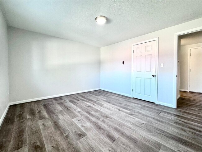 Building Photo - 50-58 Walnut Street Unit 12