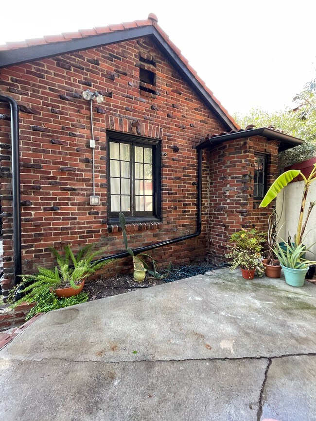 Building Photo - 2076 Paramount Dr