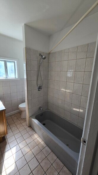 Full Bathroom - 776 Melbourne St