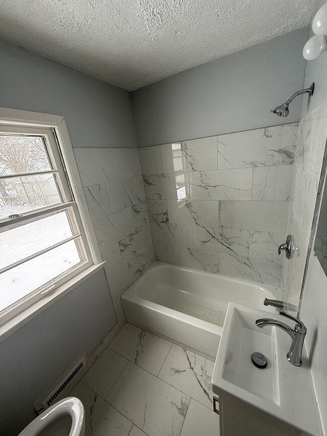 Building Photo - 4 Bedroom / 1 Bathroom House