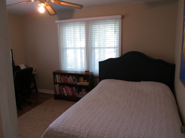 Building Photo - 927 Maple St