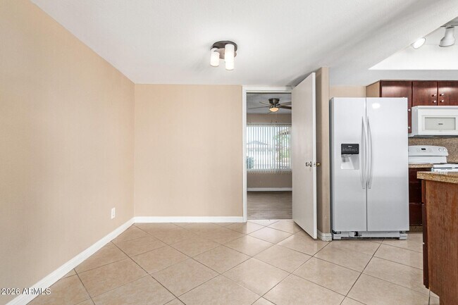 Building Photo - 1049 E Carter Dr