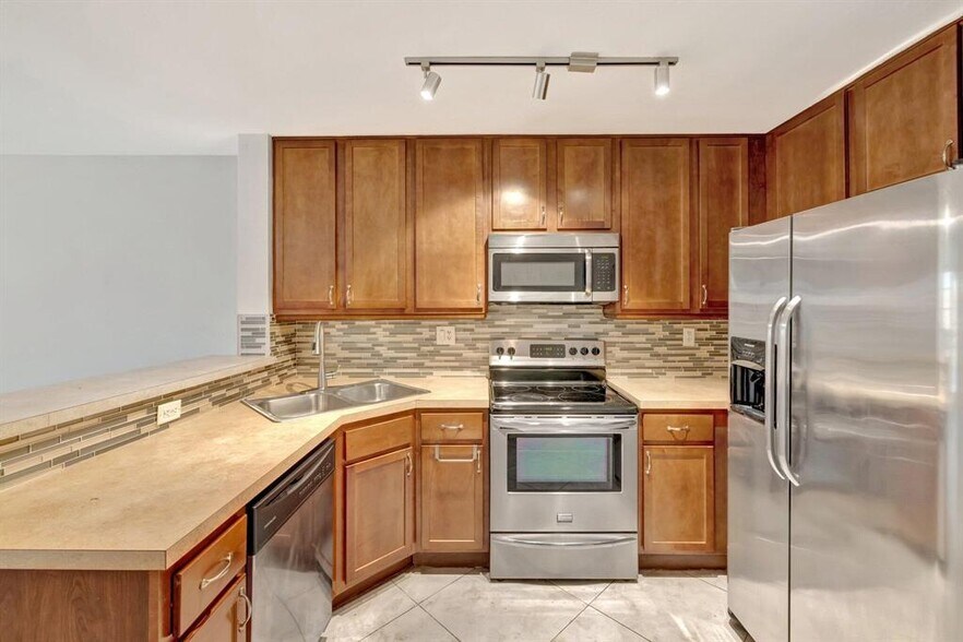 Building Photo - 3055 Riverside Dr