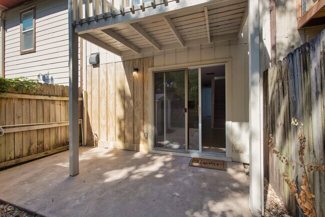 Building Photo - 337 Woodham Ct