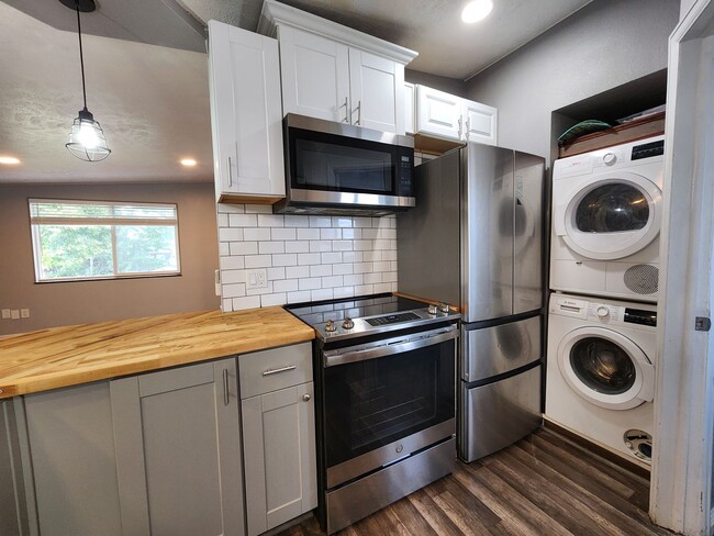 Building Photo - Remodeled 2 Bedroom in Lakewood! Great Loc...