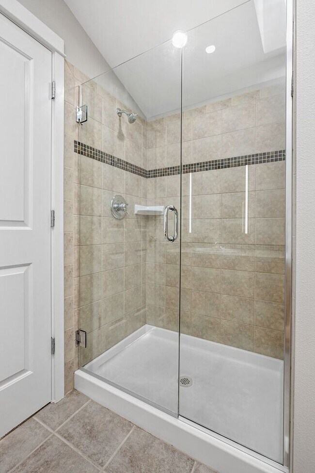 Building Photo - Immaculate Urban Townhome in Famed Alaska ...