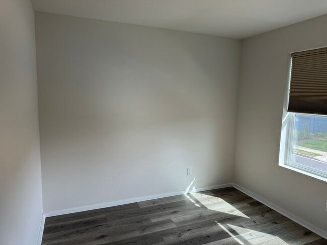 Building Photo - 4 bedroom 2.5 bathroom almost-new house in...