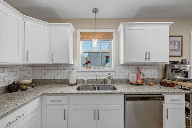 Building Photo - Modern Home in The Quarry Subdivision!