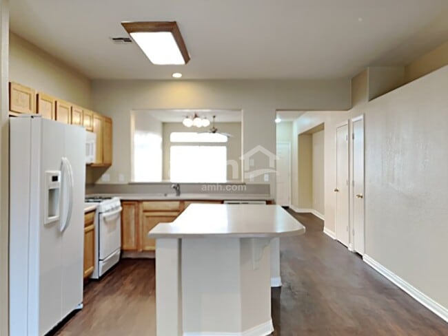 Building Photo - 1852 E Pyle Ave