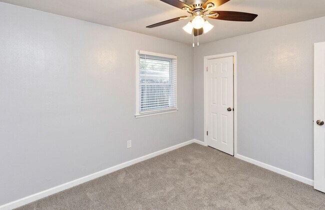 Building Photo - NEWLY UPDATED!! 3 Bedroom, 2 Bathroom Home in Des Moines!