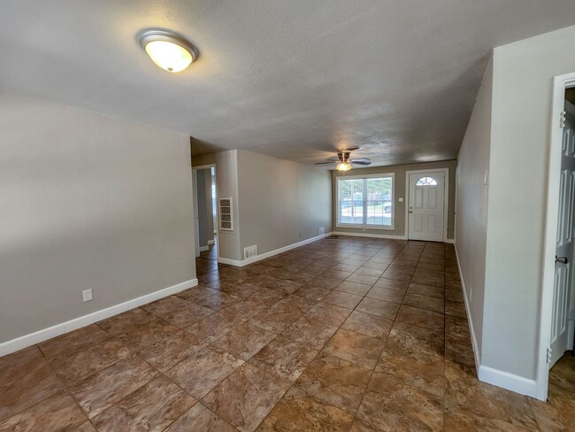 Building Photo - 3 Bedroom 2 Bath brick home in Shawnee