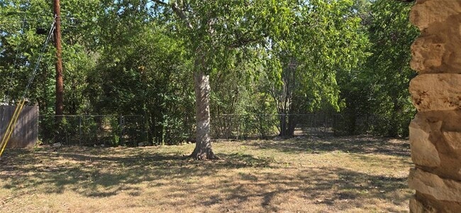 Building Photo - 2104 Village Way Dr