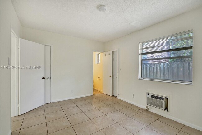 Building Photo - 403 SW 11th Ct