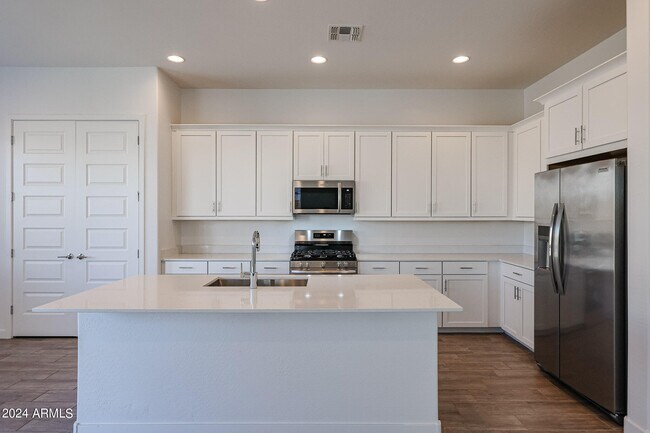 Building Photo - 7702 W Jackrabbit Ln