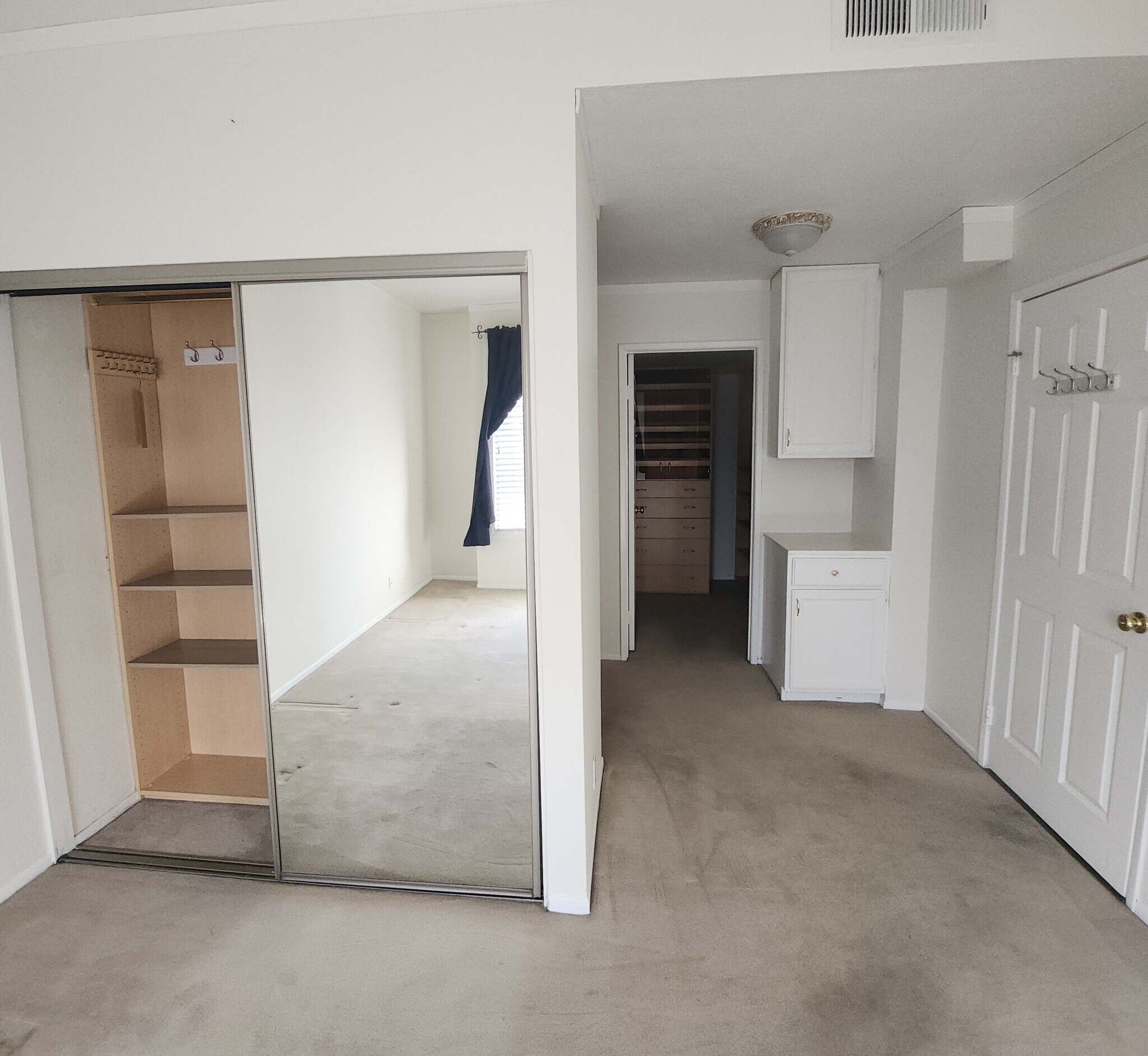 Building Photo - 5420 Sylmar Ave