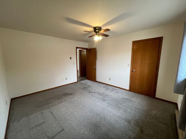 Building Photo - Recently Renovated Upper Level 1-bed, 1-Bath