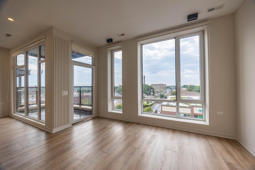 Building Photo - 3207 N Narragansett Ave