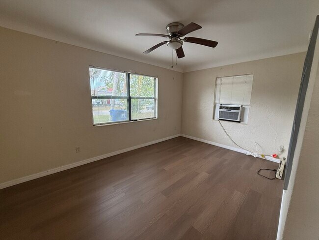 Building Photo - 1020 Queen St N