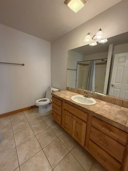 Building Photo - 905 Saxon Way