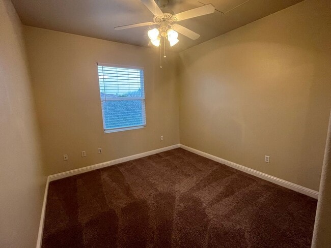 Building Photo - Spacious 2bed 2.5bath 3 story Condo with 1 car garage available in Westlake Parkway!