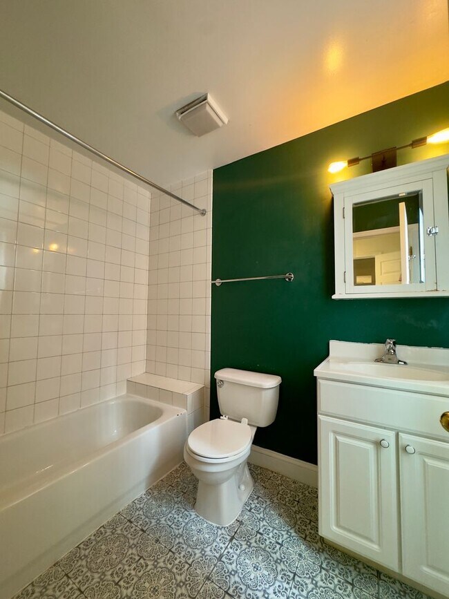 Building Photo - Inviting 3-Bedroom Single Family Townhome ...