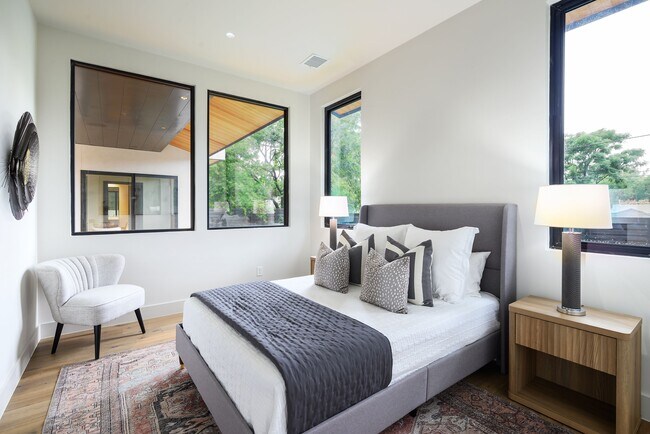 Building Photo - 5023 Lilac Ln