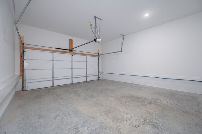 Building Photo - NEW BUILD TOWNHOME LOCATED IN THE VILLAS AT FIVE OAKS!