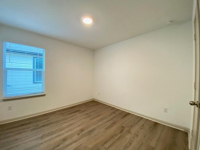Building Photo - 123 Sweetwater Crk Ln