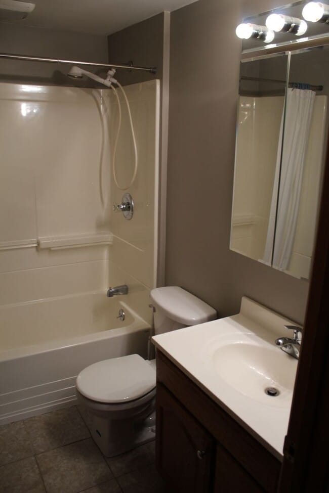 Building Photo - Available Now! 2 Bedroom 1 Bath home in Bu...