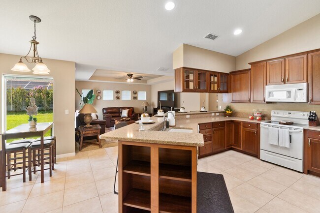 Building Photo - Fully furnished home