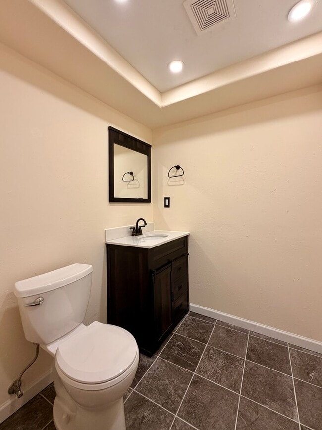 Building Photo - 5-Bed, 2.5-Bath Home Near MacIntosh Lake with Hardwood Floors, Gas Fireplace, and Finished Basement