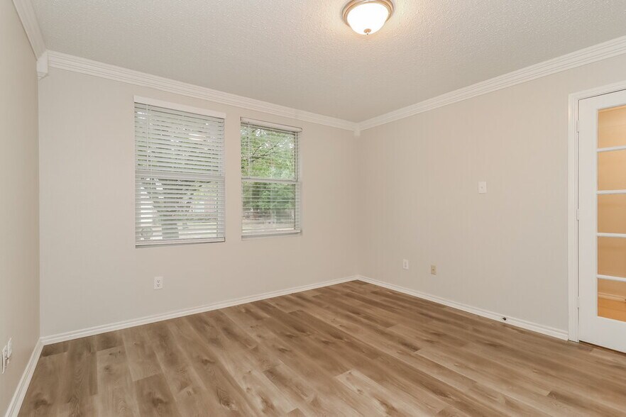 Building Photo - 637 Silvertop Rd