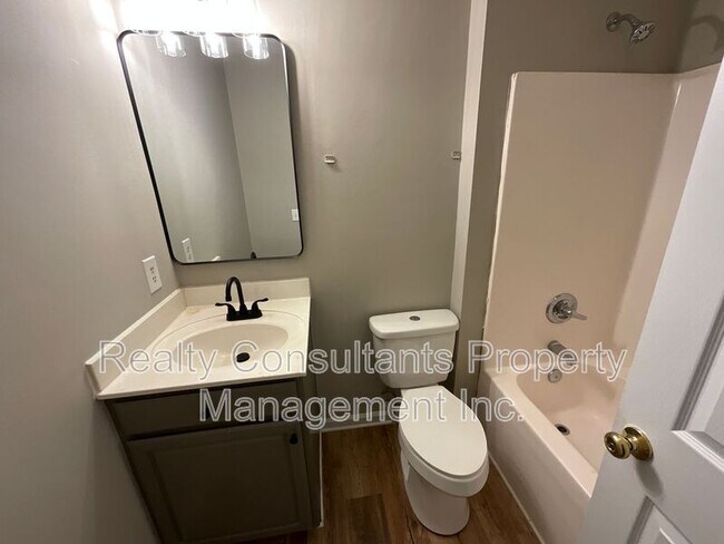 Building Photo - 1019 Manor Dr