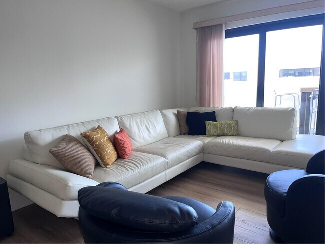 Building Photo - 330 Ave