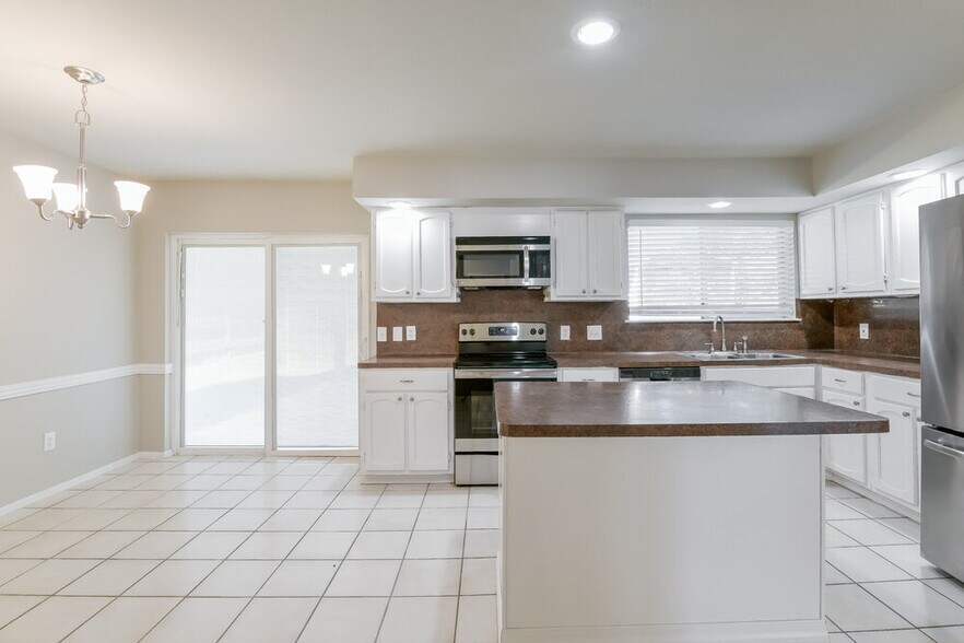 Building Photo - 25302 Hollybush Ln