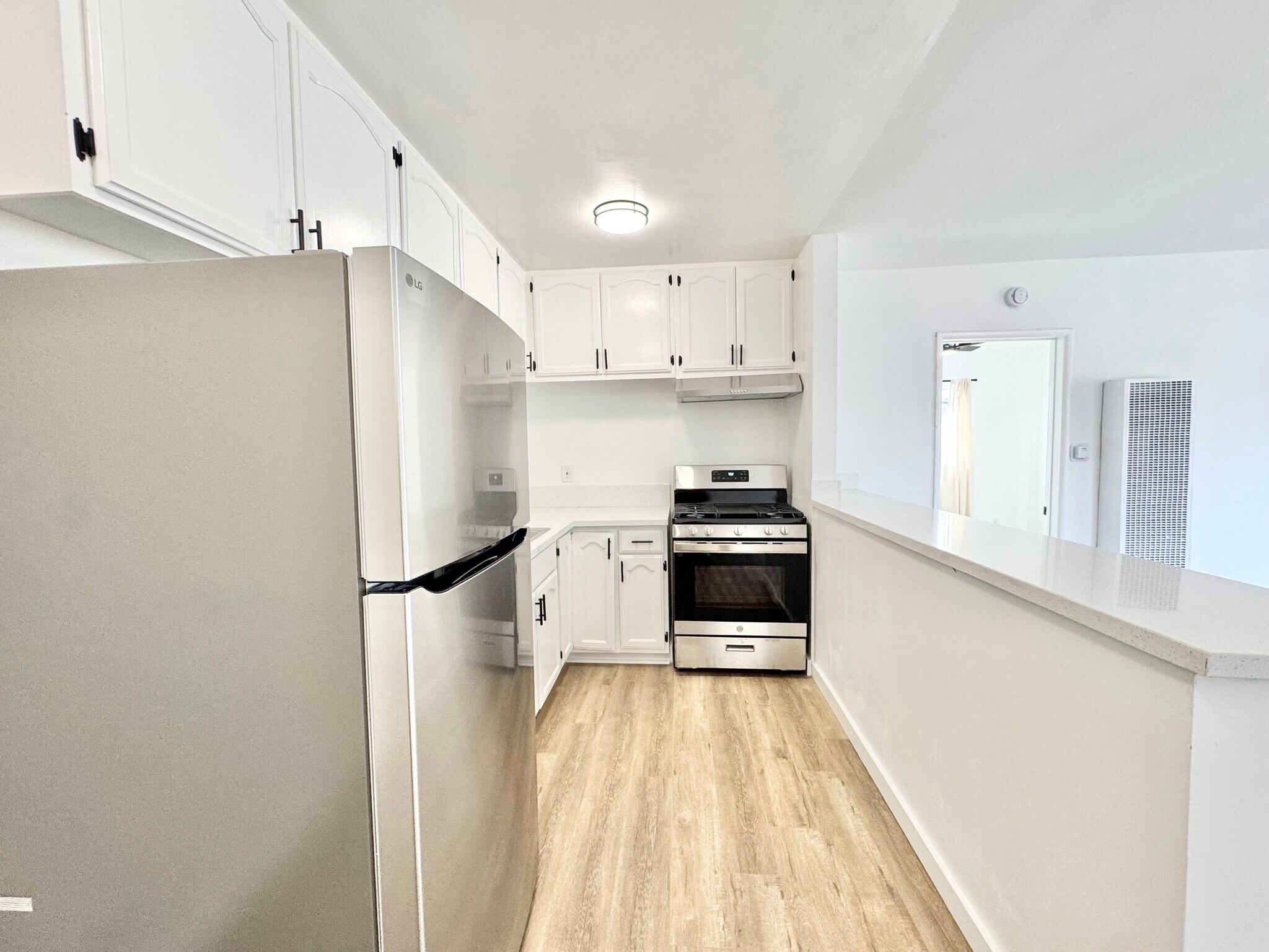 Building Photo - 716 W 81st St