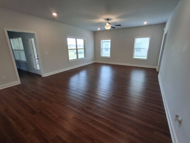 Building Photo - 106 Sartain St