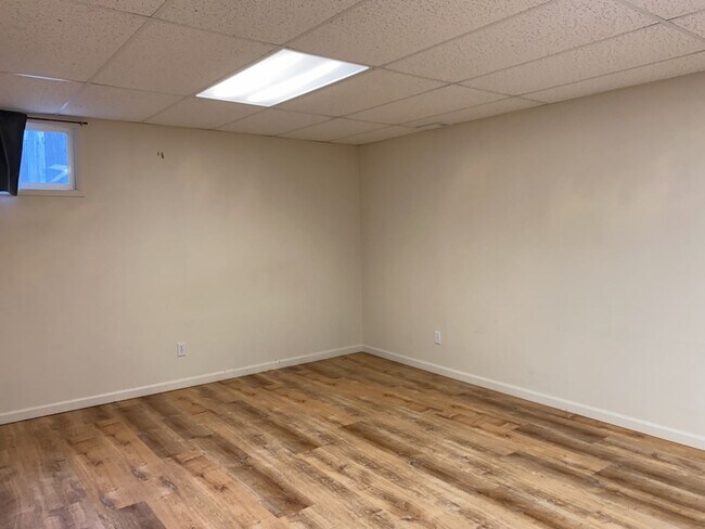Building Photo - Spacious West-Side Tri-Level Home