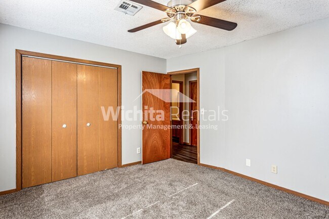 Building Photo - 3 Bedroom 2 bath duplex - Derby