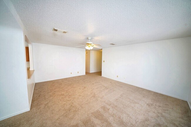 Building Photo - Move-in Ready Home Available in Converse -...