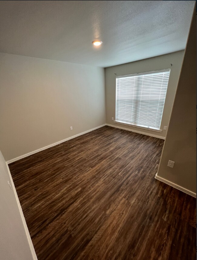 Building Photo - AVAILABLE NOW! 3/2/1 off west 19th!