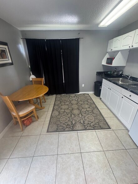 Building Photo - 423 Orchid Dr
